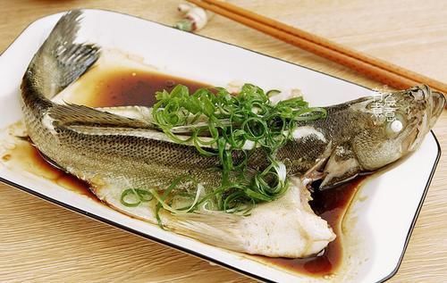 正确|清蒸鱼，放盐和生抽都不对！厨师：教你正确做法，鱼肉鲜嫩无腥味