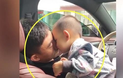 吃醋|女儿叫醒爸爸的方式，简直把人甜化了，妈妈吃醋了