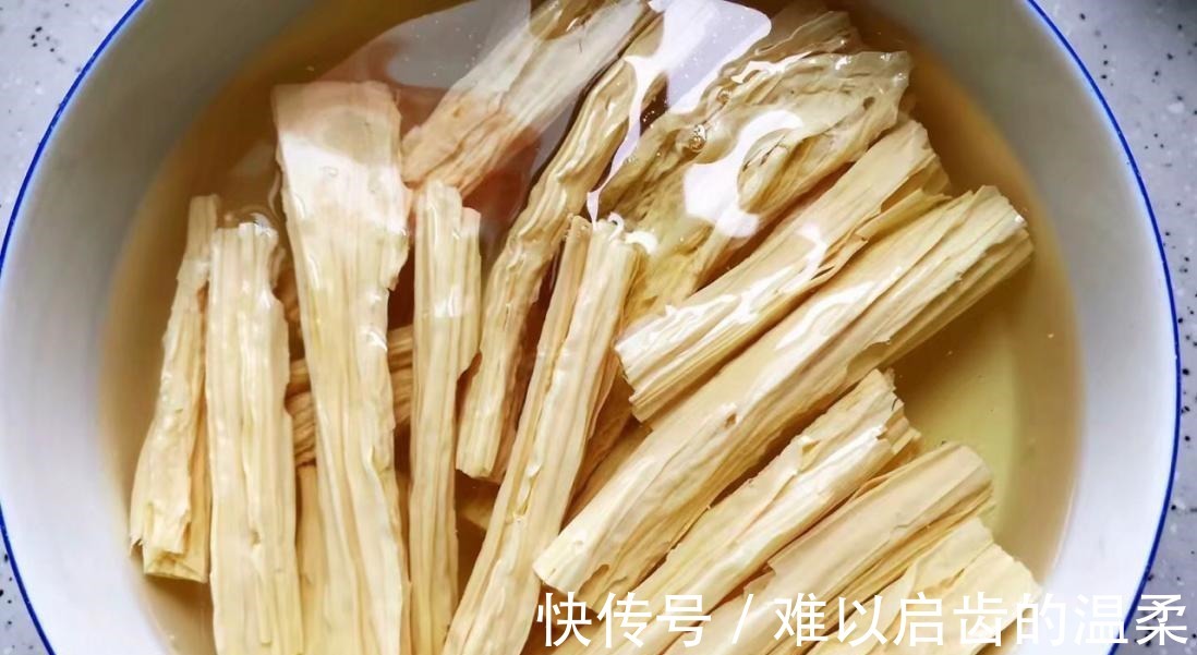 红烧肉|家常木耳腐竹红烧肉,用老卤汁一起炖煮,味道鲜美下饭,真解馋