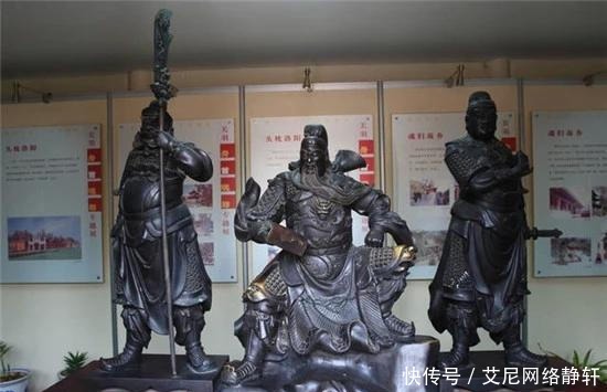 做客|康熙到大臣家做客,看到门口一尊关羽雕像,康熙转头就走