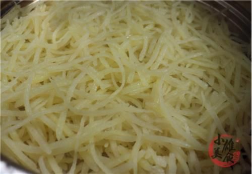 土豆丝还能上锅蒸大厨教你蒸土豆独特做法,一次蒸10个不够吃