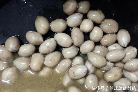  煮花生米时，牢记3点小技巧，花生米又香又入味，下酒追剧两不误