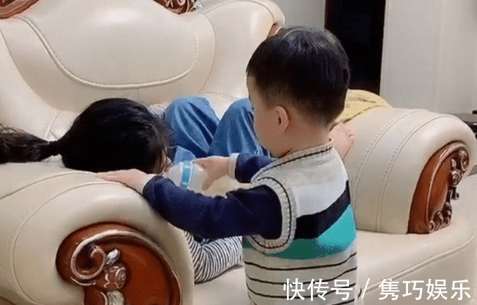 姐姐|“卑微弟弟”为姐姐留奶喂奶走红,这应该是混的最惨的二胎