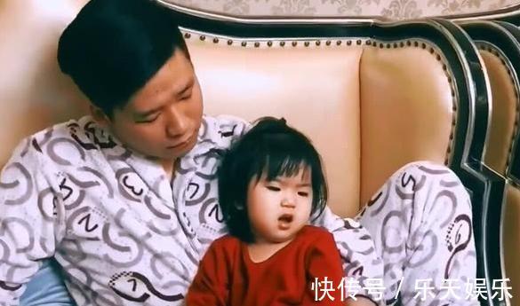 爸爸|爸爸抱着女儿看电视,当看到旁边儿子,网友不淡定:这差别也太大!