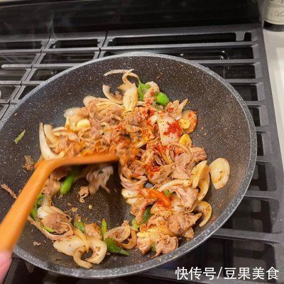 孜然羊肉卷|据说这个时候吃孜然羊肉卷（孜然夹馍内馅），是最好的