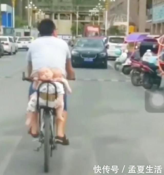 后座|双胞胎坐爸爸自行车后座,悠然地睡着了,网友:能活着是幸运