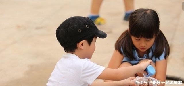 奶粉|宝宝只喝奶奶冲的奶粉,爸爸感觉不对劲,偷偷尝一口后很生气