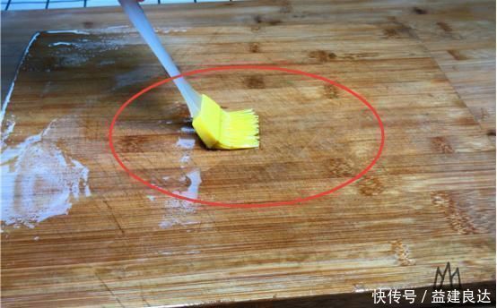 菜板脏了，万万不可用洗洁精洗，教你一招，立马干净如新还不发霉