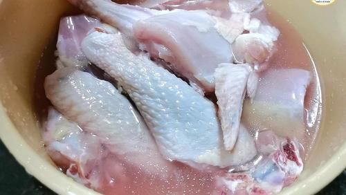 炖鸡汤时，焯水前多加一步，鸡肉更嫩无腥味，鸡汤味更鲜