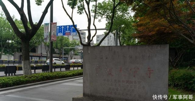 宁波市中心的人行道上，有座唐代砖塔，游客感慨宁波人心真大