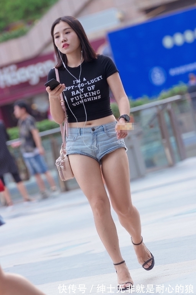 路人|路人街拍，美女搭配露脐吊带背心，性感十足