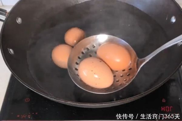 小窍门|煮鸡蛋很多人都煮错了，教你一个秘诀，鸡蛋不开裂不粘壳，超好剥