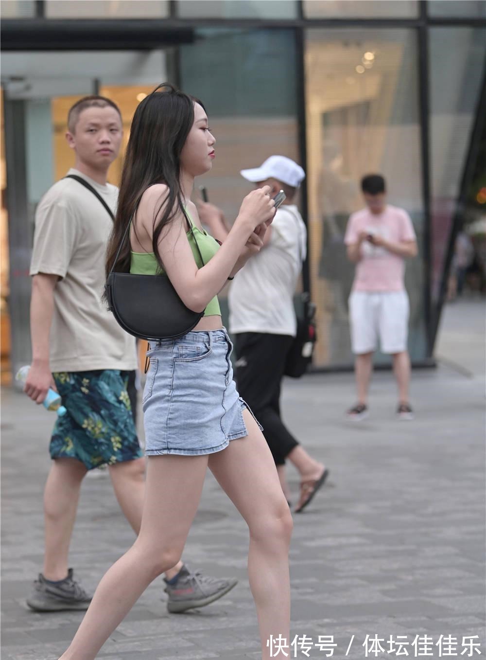 大长腿 夏季选择牛仔短裤,看着会比较独特,搭配都人不多,穿出个性!