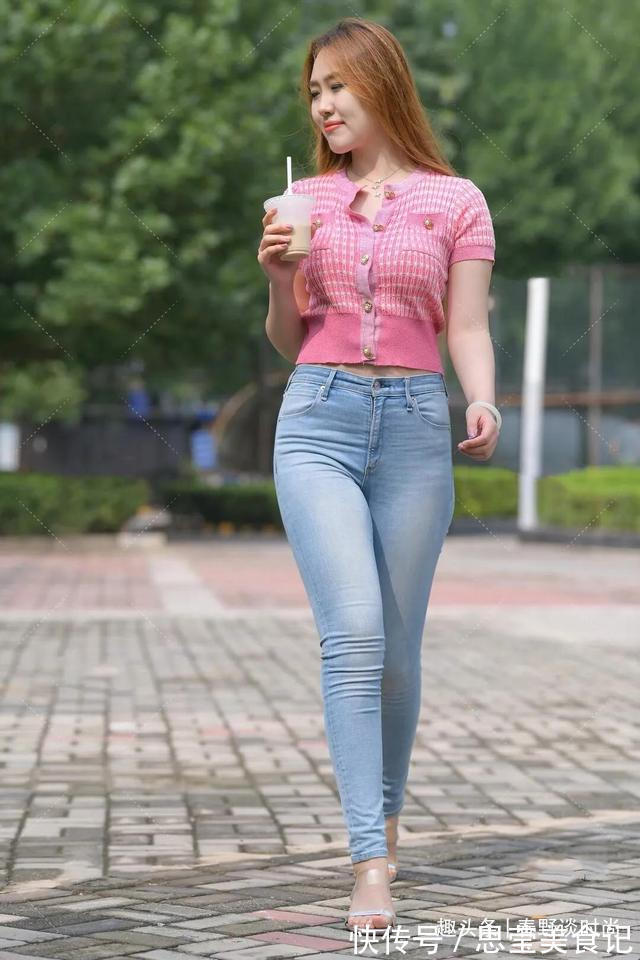 淡蓝色系 紧身牛仔裤加半袖针织衫,简单修身的穿搭方式,你学会了吗?