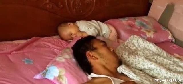 爸爸睡觉太沉了，醒来却瞧不见宝宝，接下来的表情太逗
