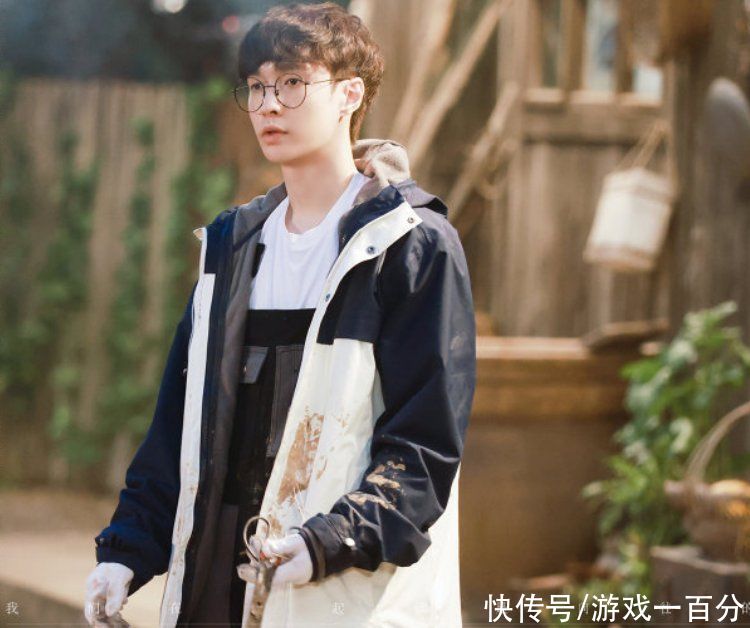 暖心|小O坐等张艺兴给自己投喂，看张艺兴的举动，像极妈妈在喂孩子