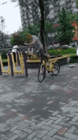 |搞笑GIF:老哥你这么做对得起你后面的兄弟吗?