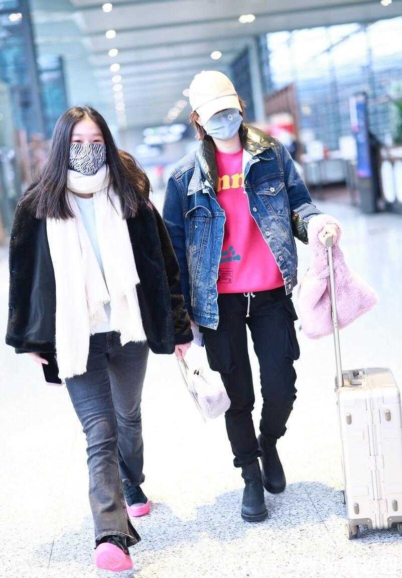 外套 马伊琍衣品越来越好,穿牛仔外套配工装裤,洋气减龄又时髦