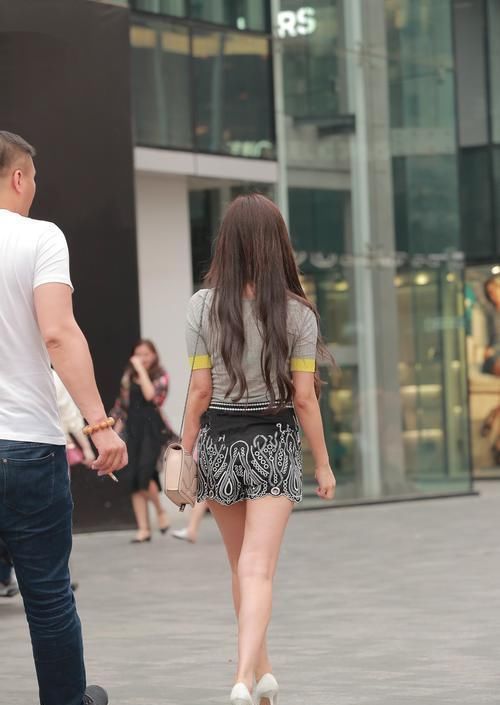 灰色的V领T恤简约|街拍搭配温柔淑女风的单品,自身展现的魅力可以说指数增长