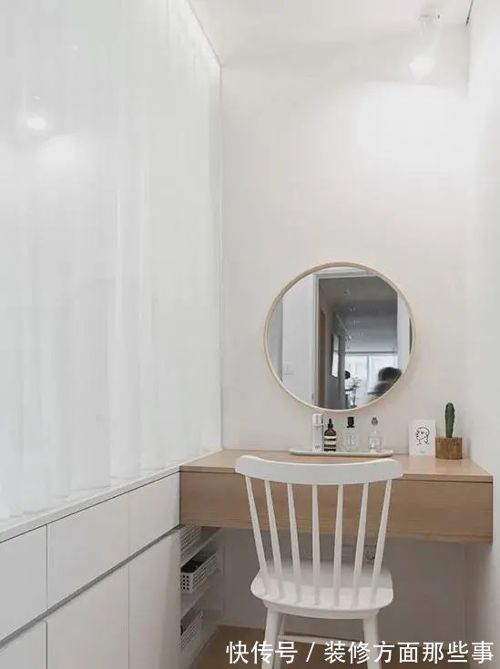 隔断|直到完工,才知道媳妇眼光独到,床头做书房,中间隔断半墙半玻璃