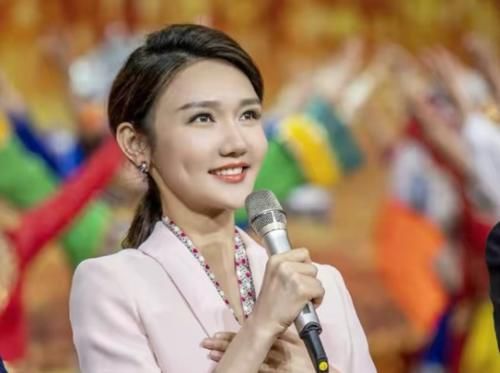 十年磨一剑，央视新生代主持人龙洋，凭什么接替董卿？