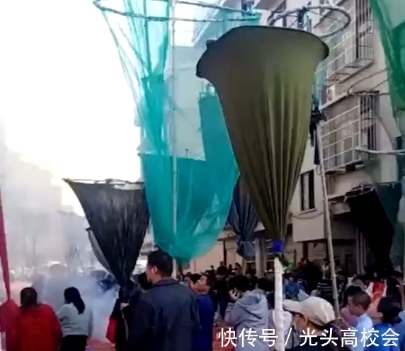 金华一新房上梁仪式现场出现奇特一幕,众人举渔网等候:接红包雨