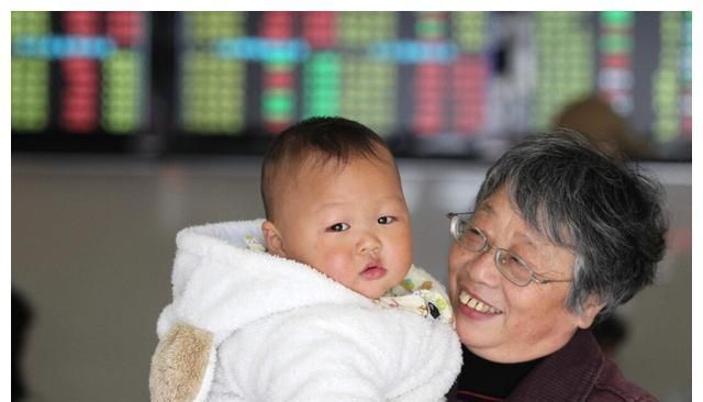 奶奶|为什么奶奶带的孩子讨厌妈妈?嘴上说着疼,行为上做着“害”