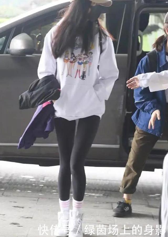 羡慕别人穿“健美裤”时髦有型,自己却不会穿这3招你掌握了吗