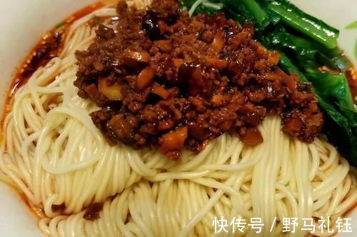 煮面条别再水开下锅了，开面馆的大哥透露“秘诀”，不起坨有劲道