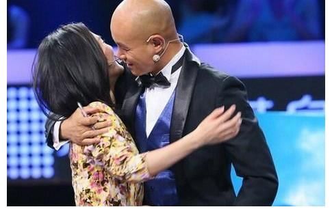 捂臉|謝娜遭樂嘉強(qiáng)吻？屢次揩油女嘉賓，如今樂嘉捂臉哭泣回應(yīng)