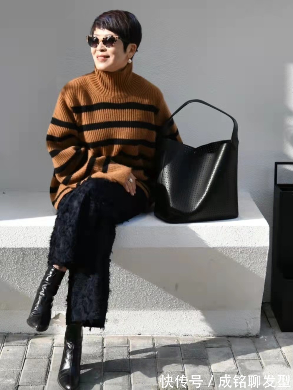 焦糖色|60岁而不老,她利落短发搭配得体穿搭,高雅时尚,看不出真实年龄