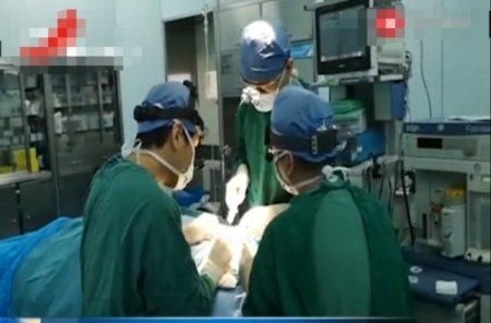 面部|老太面部疼痛难忍，医生取出50多条蛆虫，原因使医生愤怒