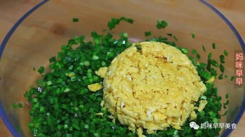 韭菜|这才是韭菜馅饼的正确做法，皮薄如纸，鲜香浓郁，一次8个不够吃