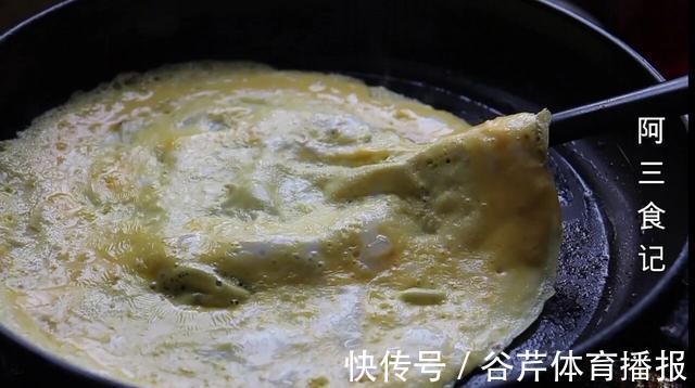 凉拌菜|包菜最下饭的做法,加3个鸡蛋,开水一烫,开胃又解馋,比肉还香