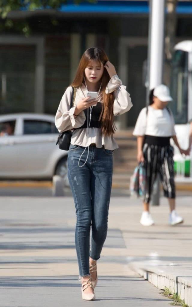 紧身上衣|长发飘飘的美女,紧身上衣配上宽松长裤,尽显温婉女神的风采