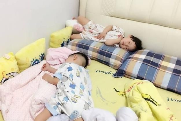 行为|宝宝睡觉时发生这3种行为，父母要注意了：娃想要睡枕头了！