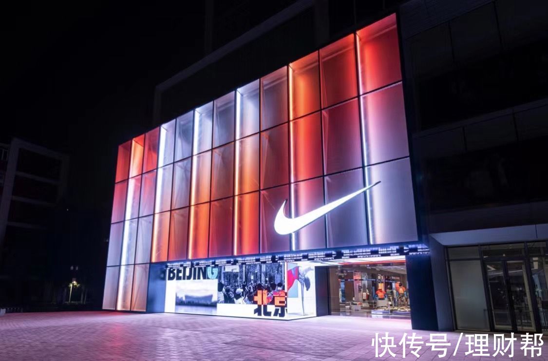 nike 北京最大耐克体验店开业，滔搏成中国首个落地零售概念店战略伙伴