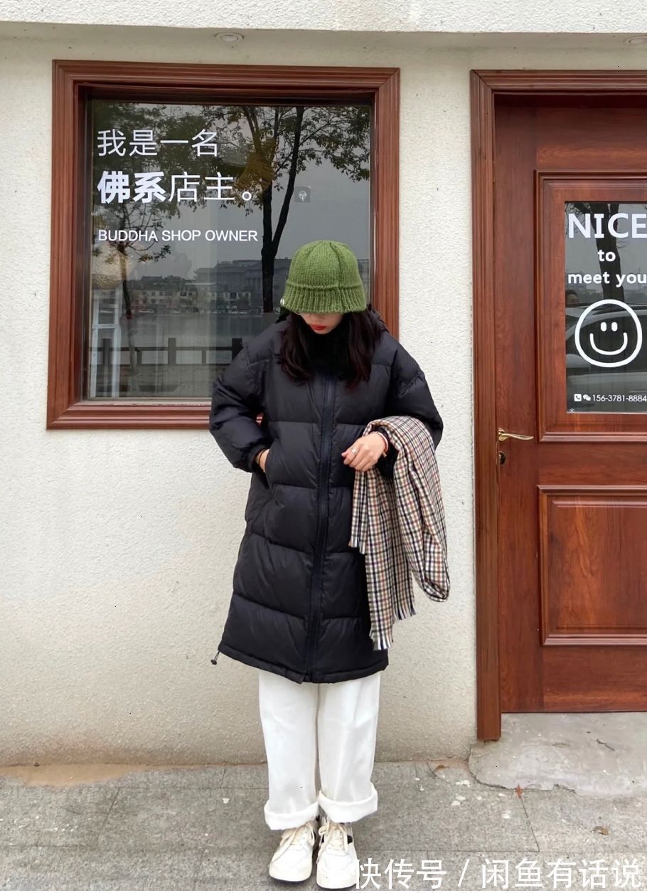 白裤子 不管是穿大衣还是羽绒服,今年流行搭配“白裤子”,时髦又高级感