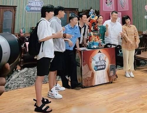 宋亞軒|宋亞軒錄節(jié)目致敬李飛？短褲配拖鞋畫風(fēng)很搞笑，李飛看了直說真秀