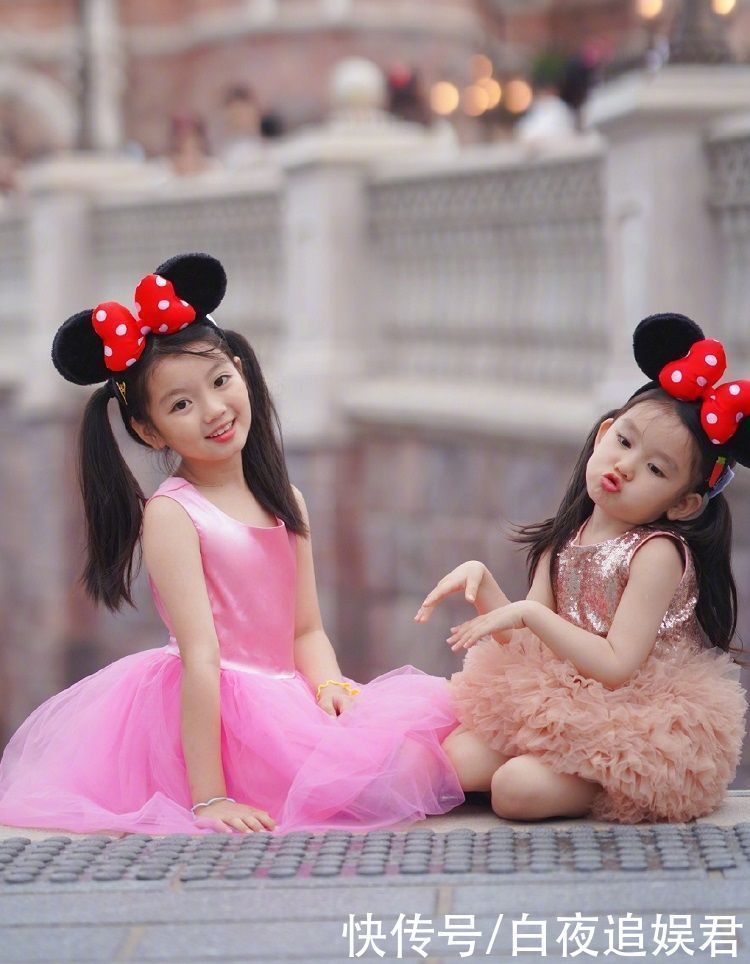 9岁的阿拉蕾晒近照,与妹妹同框合影好可爱,姐妹俩像共用一张脸