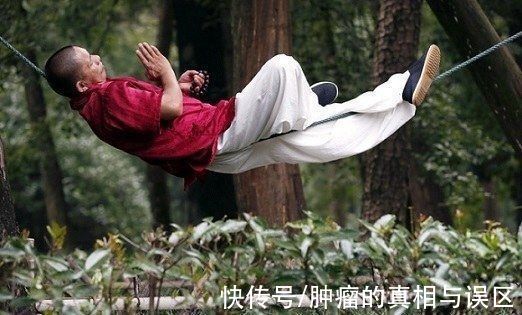 癌症患者|吃草药练睡绳，喉癌晚期的他已安全挺过10年，奇迹是如何发生的？