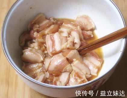 炒肉时，别用淀粉腌！大厨教你2招，不管啥肉都滑嫩入味，超好吃