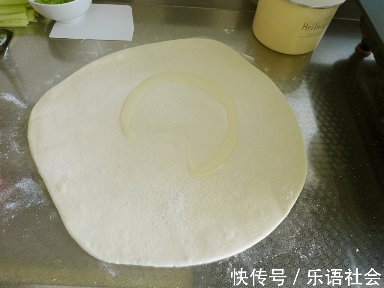 面团|面粉别蒸馒头了,手把手教你做葱香花卷,一压一卷层次多