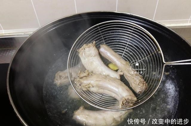 想吃麻辣鸭脖别再出去买，自己在家做，味道不输久久鸭，超简单