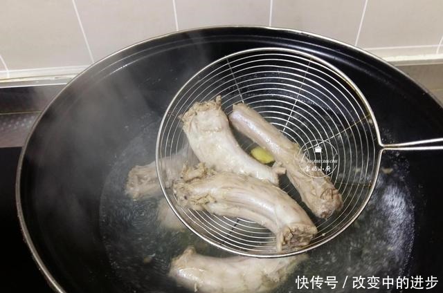 想吃麻辣鸭脖别再出去买,自己在家做,味道不输久久鸭,超简单