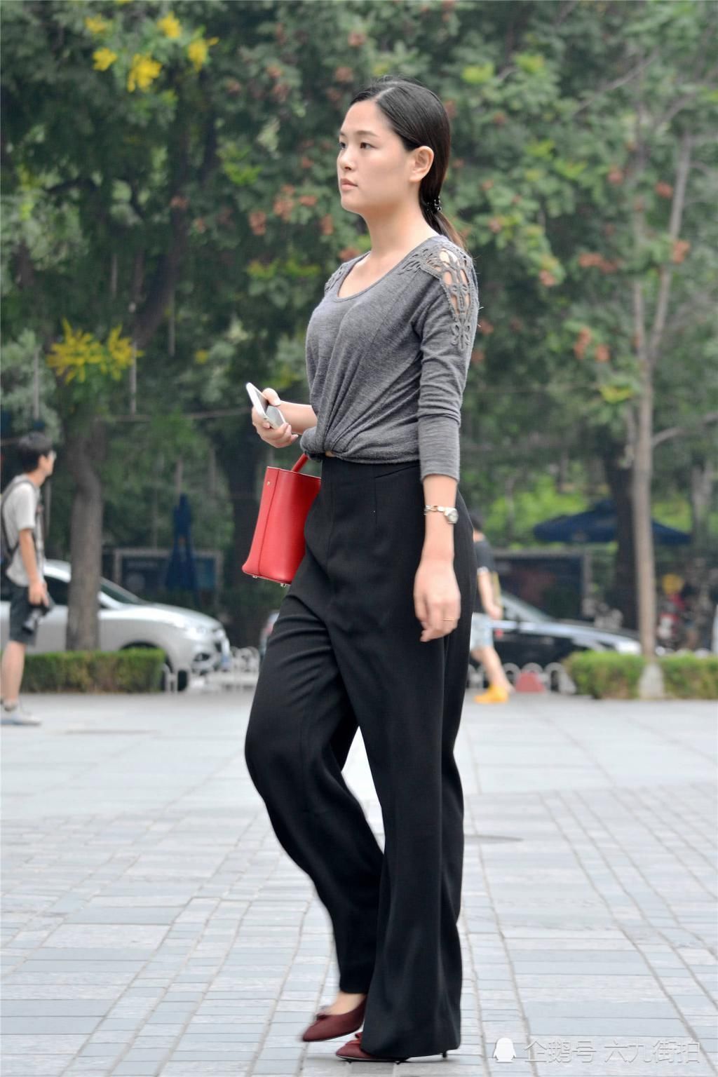 高腰直筒牛仔裤,搭配尖头细跟鞋,显得大气,有衬托矜持