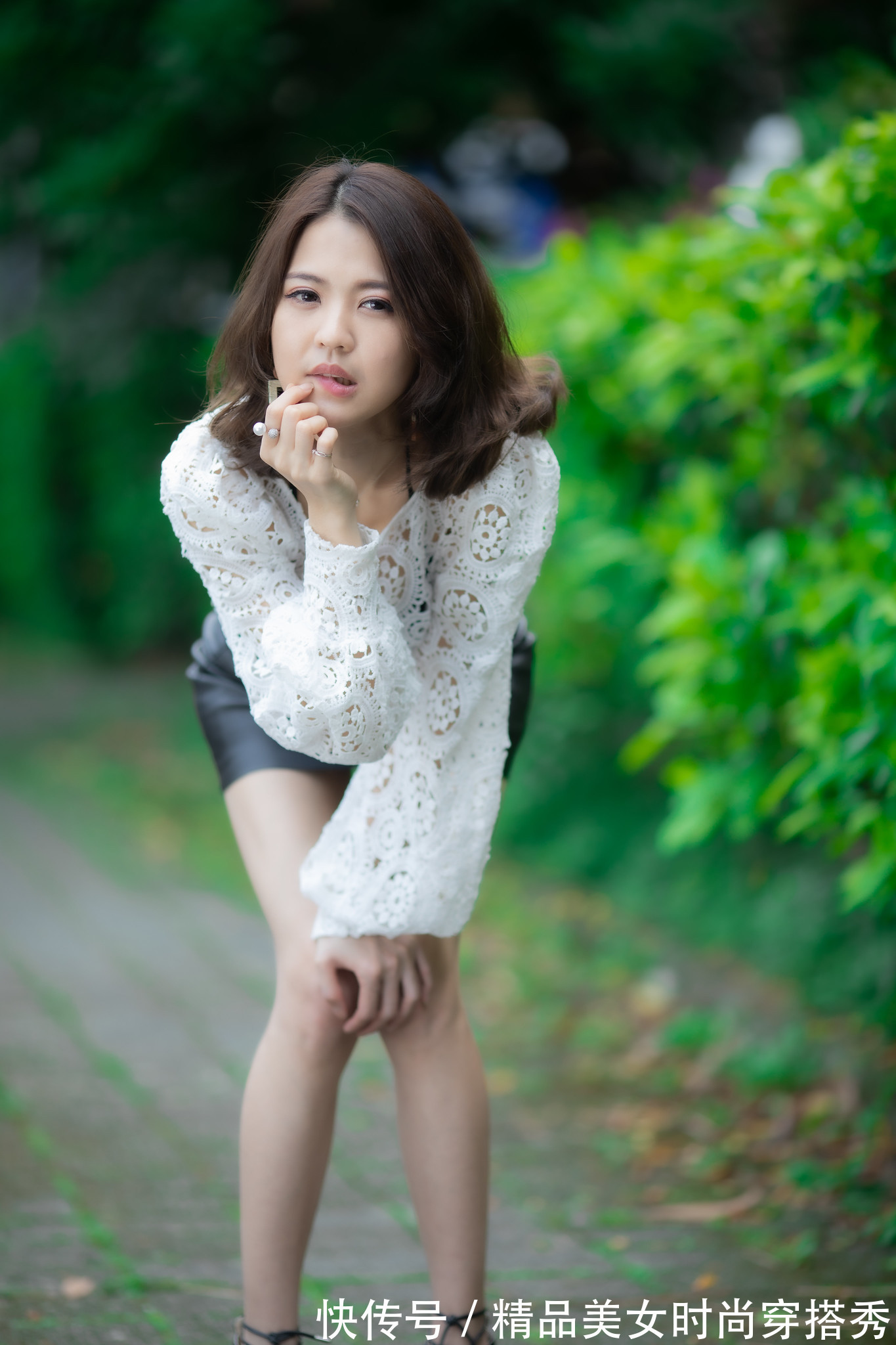 短裤裙|白色钩花蕾丝罩衫搭配西装短裤裙,惊艳绝伦,诠释靓女风韵