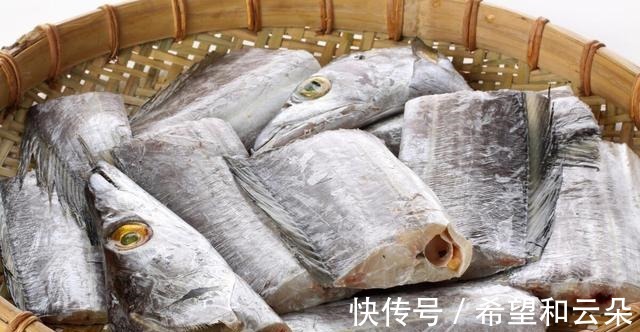 炸带鱼，有人用面糊，有人用淀粉都不对，教你正确做法，真好吃！