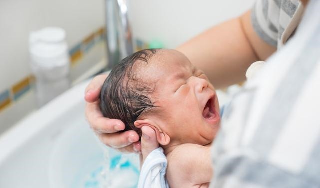 宝爸|月嫂犯困,出生2天新生儿摔出脑出血,负责人:孩子住医院舒服