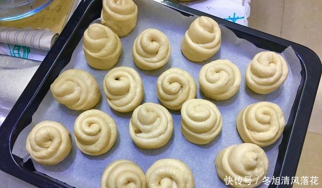 用这种做法做出来的面包,放上三天也不会变硬,柔软又拉丝